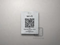 Srebrna tabliczka Wi-Fi z kodem QR i grafiką Łeby