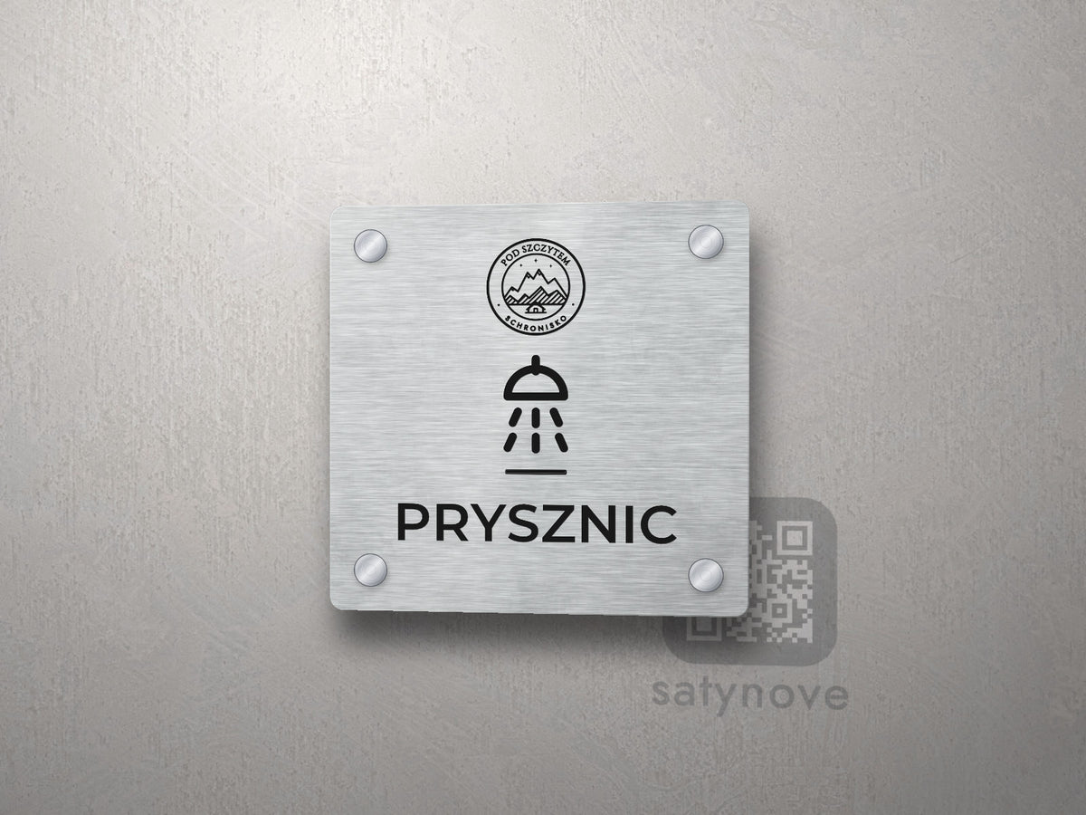 Srebrna tabliczka Prysznic z logo schroniska u góry, piktogramem i podpisem PRYSZNIC