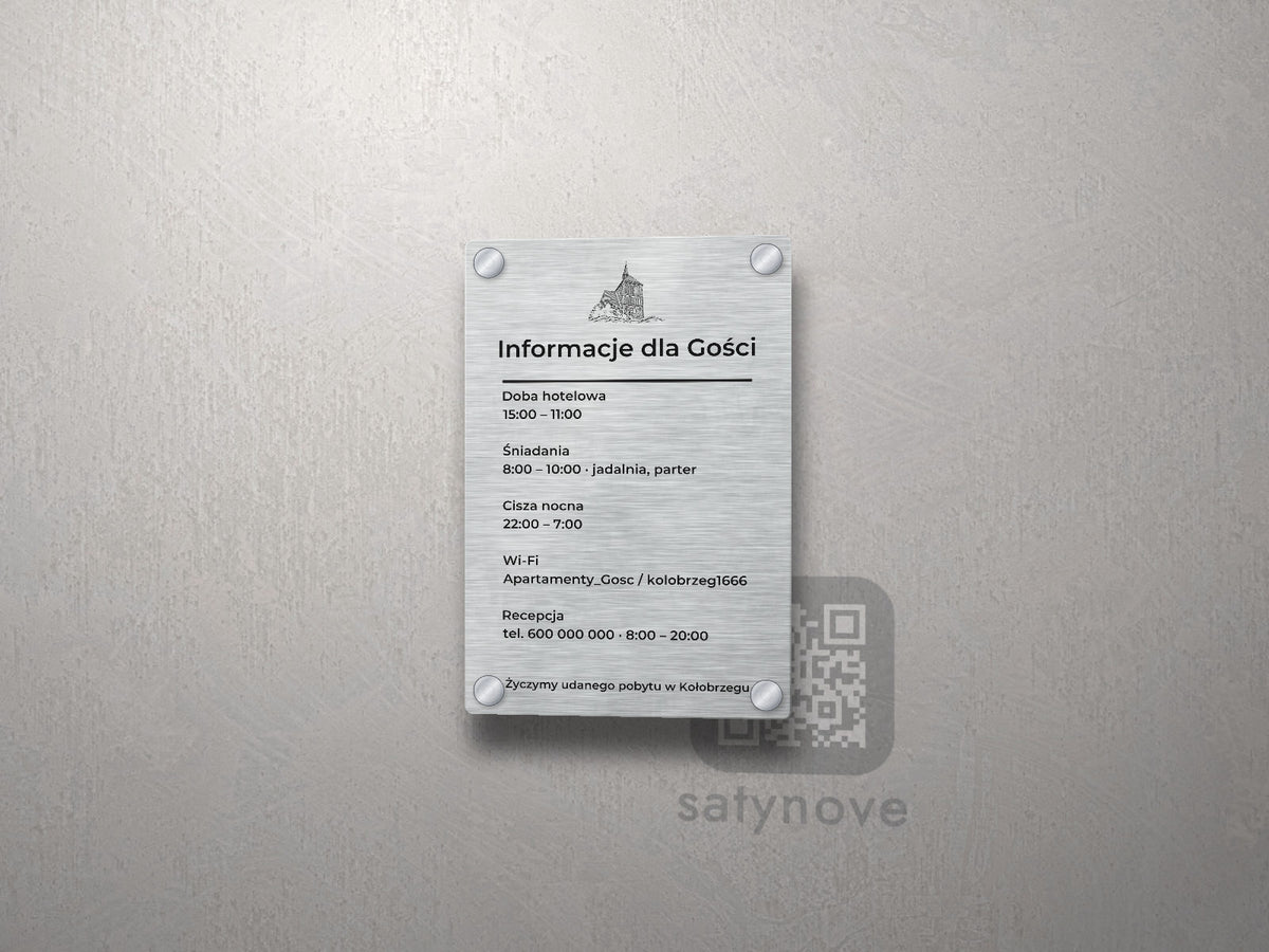 Srebrna tablica informacyjna dla gości z grafiką Kołobrzegu