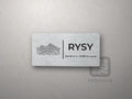 Srebrna tabliczka z rysunkiem Rysów i napisem RYSY, pokój nr 4