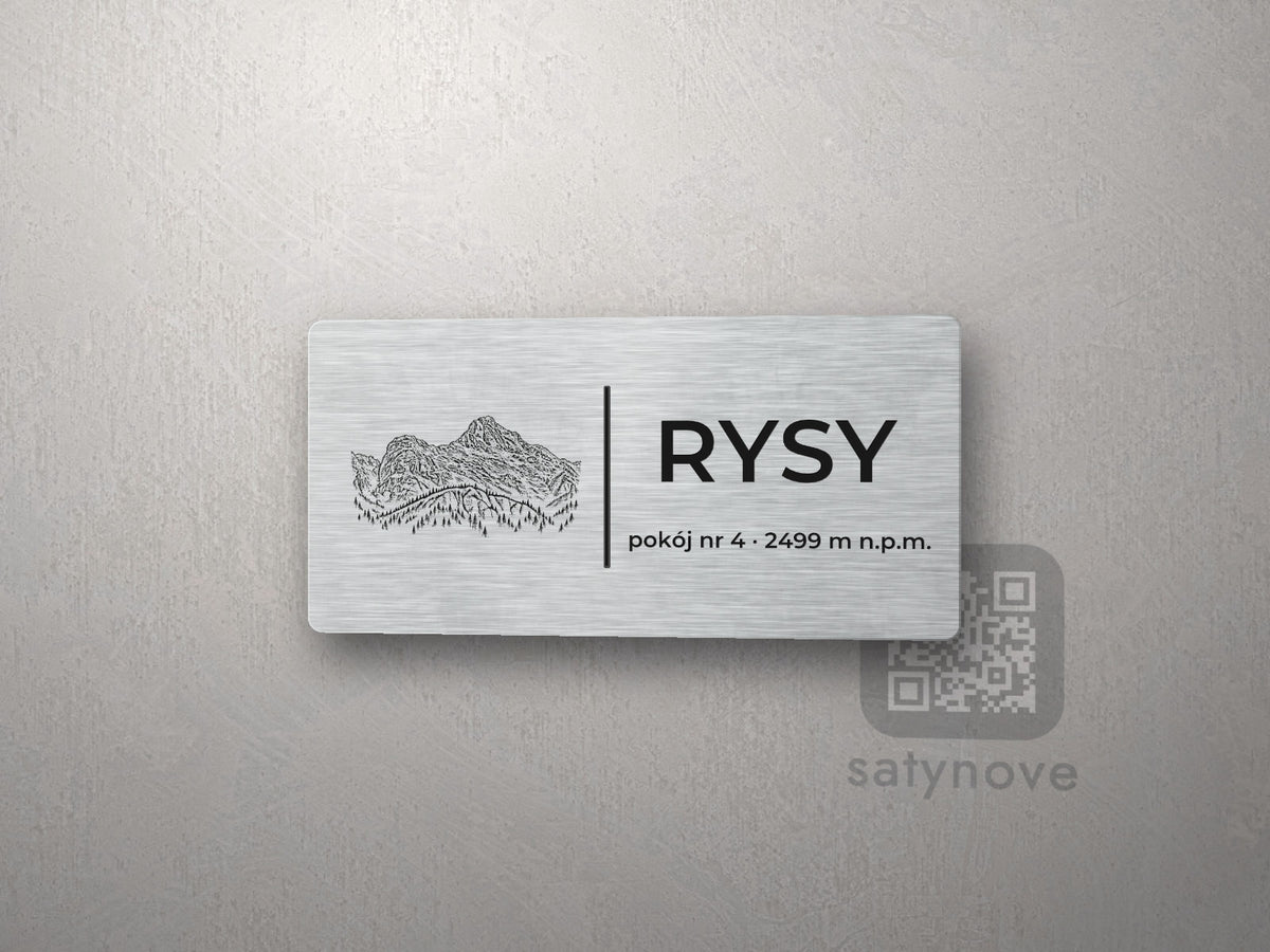Srebrna tabliczka z rysunkiem Rysów i napisem RYSY, pokój nr 4