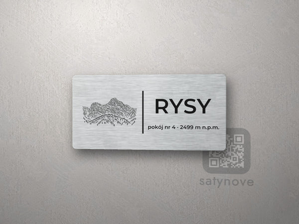 Srebrna tabliczka z rysunkiem Rysów i napisem RYSY, pokój nr 4