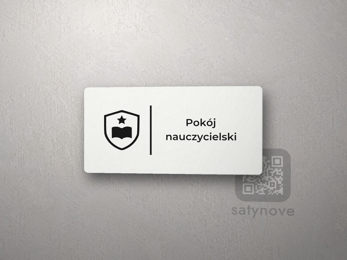 Biała tabliczka z herbem szkoły, linią i napisem Pokój nauczycielski