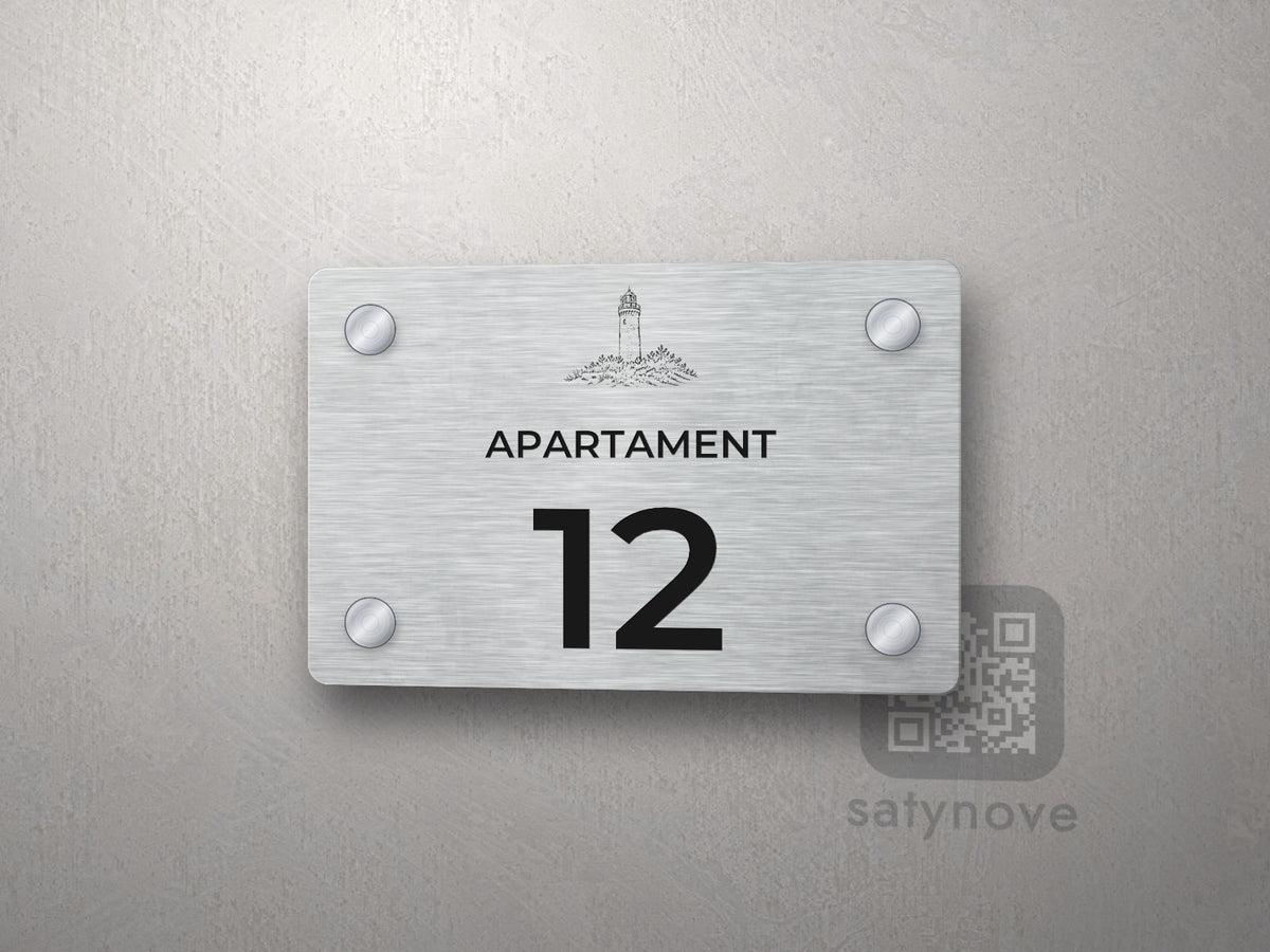 Srebrna tabliczka z numerem apartamentu 12 i grafiką morską