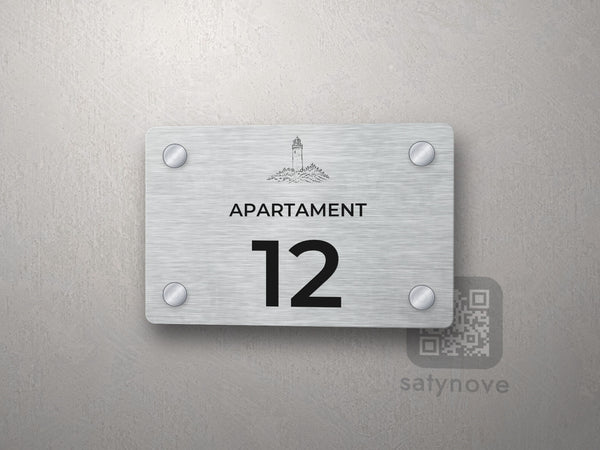 Srebrna tabliczka z numerem apartamentu 12 i grafiką morską