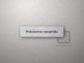Srebrna tabliczka z własnym napisem „Pracownia ceramiki”