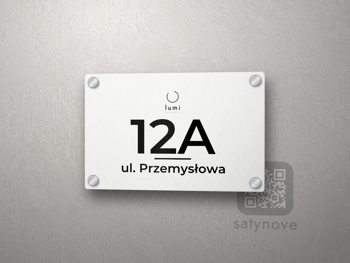 Tabliczka adresowa firmy: logo nad numerem budynku i nazwą ulicy