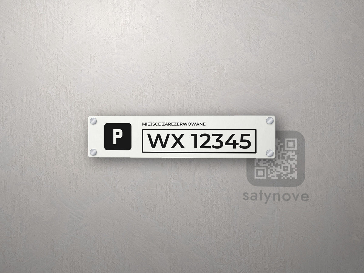 Wąski pas parkingowy z symbolem P i numerem rejestracyjnym w ramce