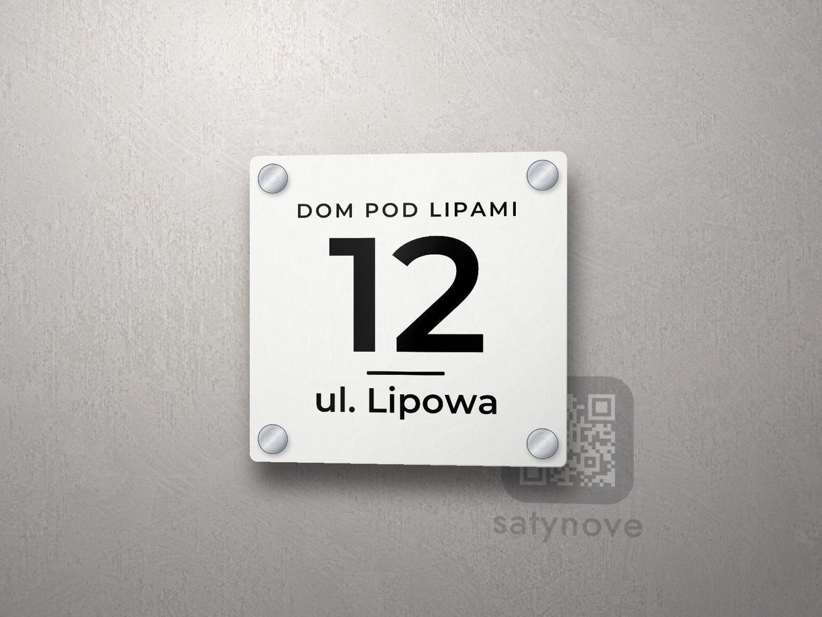 Kwadratowa tabliczka adresowa z numerem domu, linią i nazwą ulicy