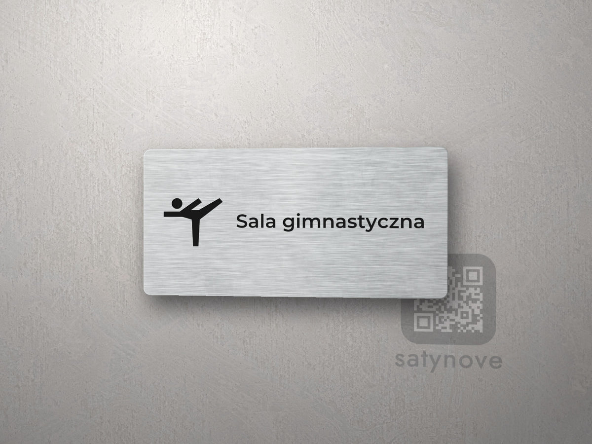 Srebrna tabliczka na drzwi z piktogramem i napisem Sala gimnastyczna