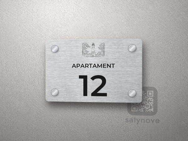 Srebrna tabliczka z numerem apartamentu 12 i grafiką Łeby