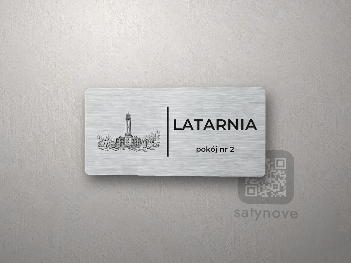 Srebrna tabliczka z rysunkiem i napisem LATARNIA, pokój nr 2