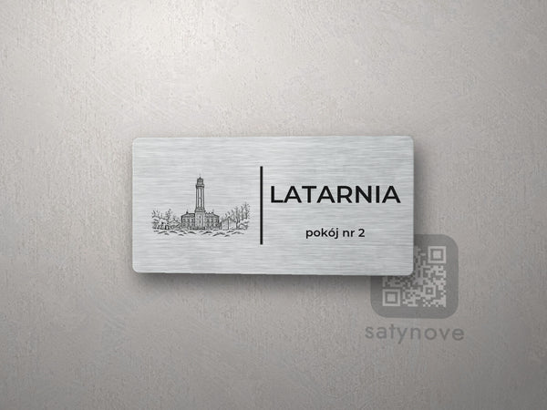 Srebrna tabliczka z rysunkiem i napisem LATARNIA, pokój nr 2