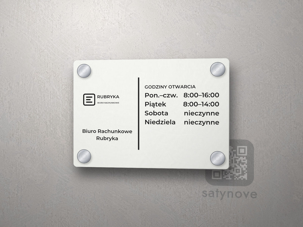 Biała pozioma tabliczka z logo, nazwą firmy i godzinami otwarcia