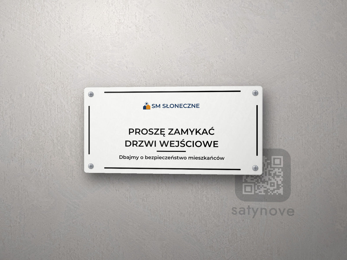 Tabliczka w ramce z logo spółdzielni: PROSZĘ ZAMYKAĆ DRZWI WEJŚCIOWE