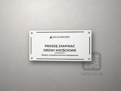 Tabliczka w ramce z logo spółdzielni: PROSZĘ ZAMYKAĆ DRZWI WEJŚCIOWE