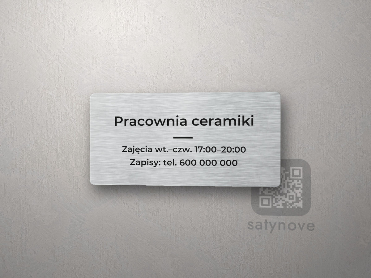 Srebrna tabliczka: „Pracownia ceramiki”, linia i dwie linie tekstu