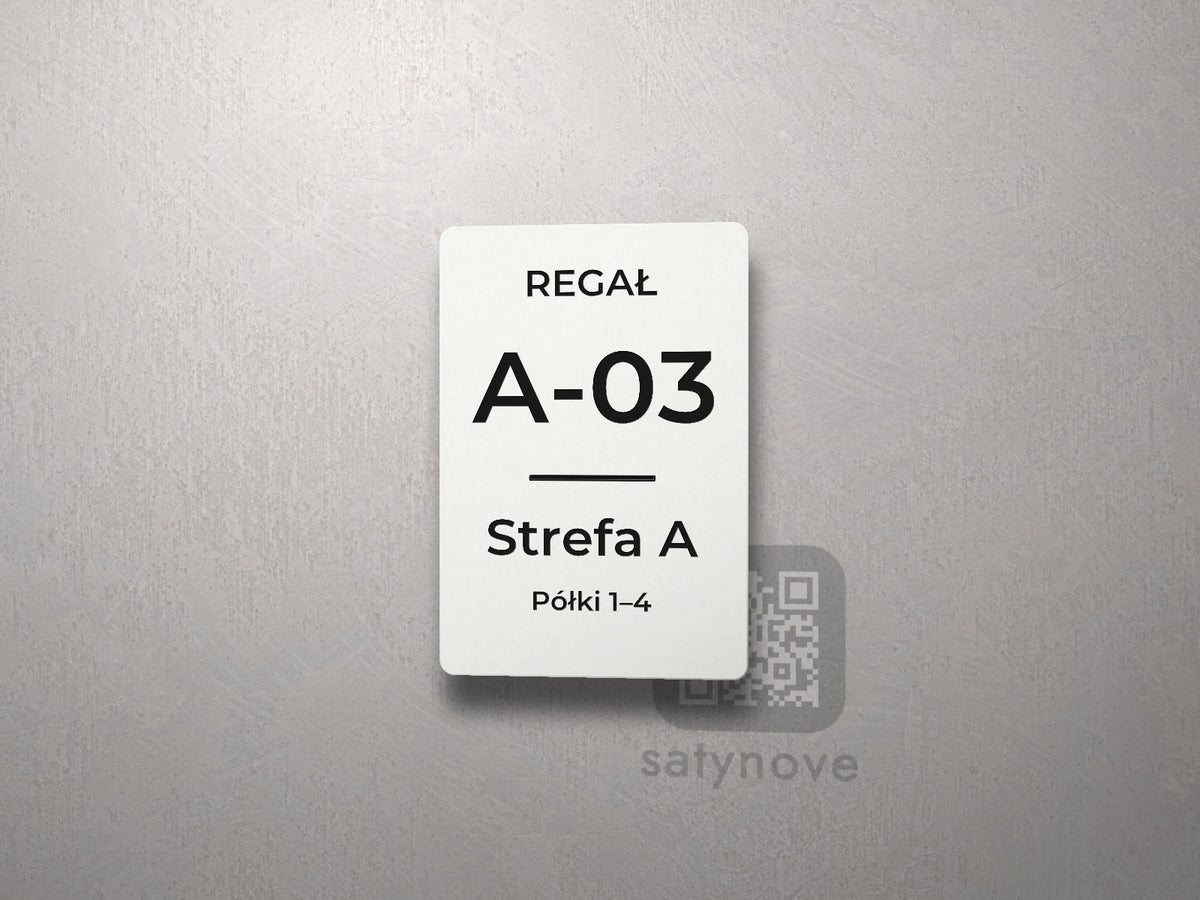 Pionowa tabliczka regału: REGAŁ, A-03, Strefa A, Półki 1–4
