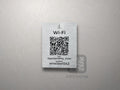 Srebrna tabliczka Wi-Fi z kodem QR i grafiką Wrocławia