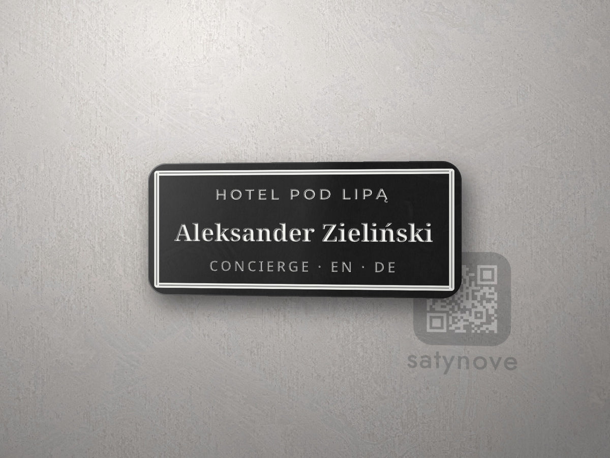 Czarny identyfikator w ramce z imieniem i stanowiskiem concierge