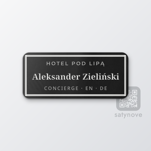 Czarny identyfikator w ramce z imieniem i stanowiskiem concierge