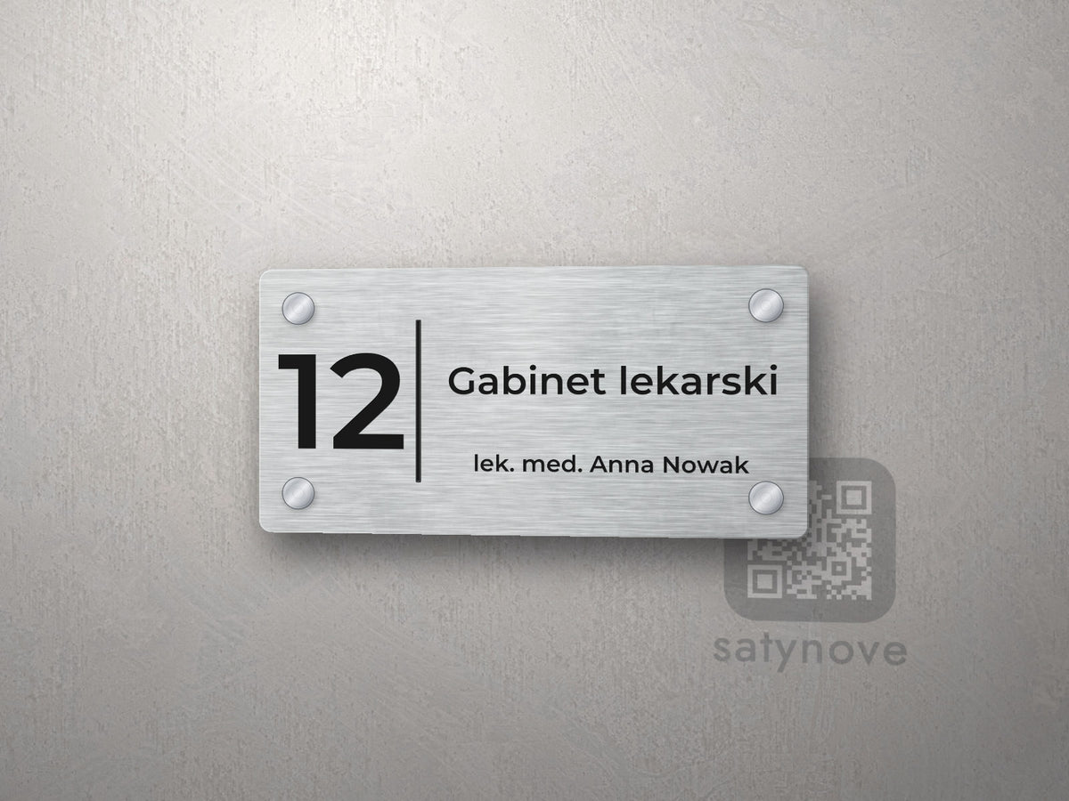 Tabliczka z numerem gabinetu i nazwiskiem lekarza