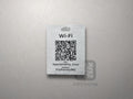 Srebrna tabliczka Wi-Fi z kodem QR i grafiką Pienin