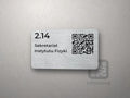 Srebrna tabliczka 10 × 6 cm: numer i nazwa sali, kod QR w prawym górnym rogu