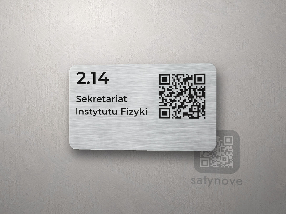 Srebrna tabliczka 10 × 6 cm: numer i nazwa sali, kod QR w prawym górnym rogu