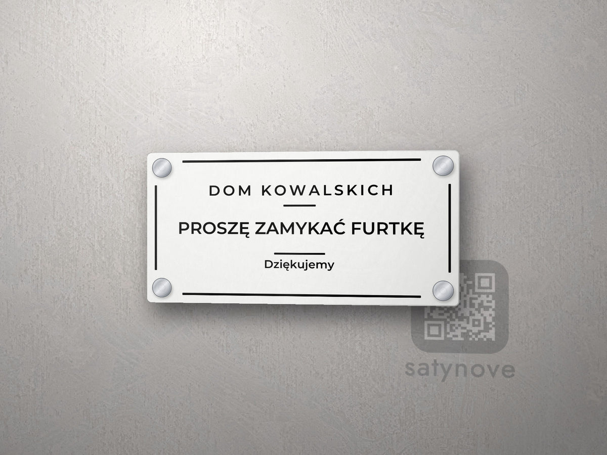 Tabliczka na furtkę w ramce: nazwa domu, komunikat i dopisek