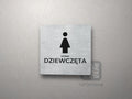 Kwadratowa tabliczka z piktogramem i napisem DZIEWCZĘTA