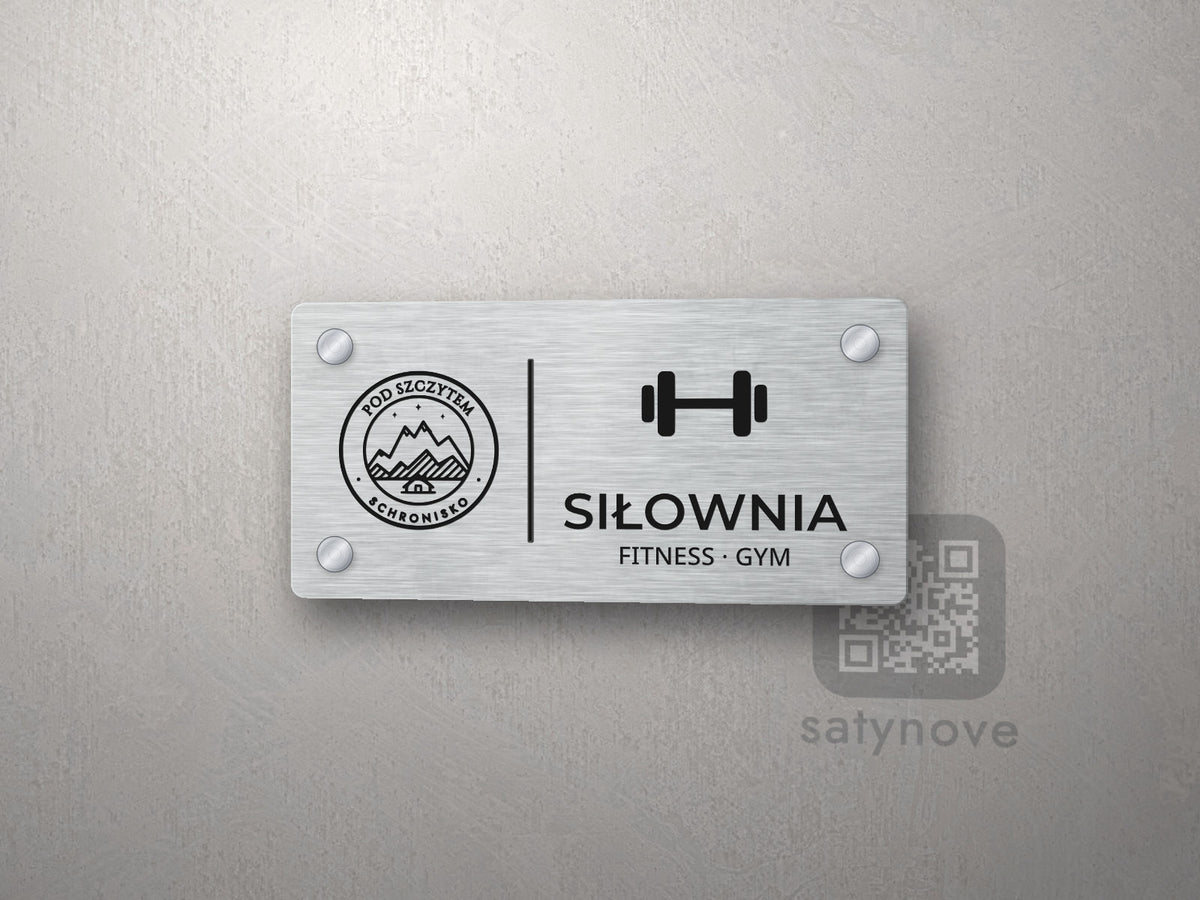 Pozioma tabliczka z logo schroniska, linią, hantlą nad podpisem SIŁOWNIA