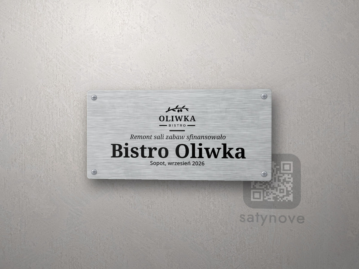 Tablica fundatora z logo u góry, wstępem kursywą „Remont sali zabaw sfinansowało” i nazwą