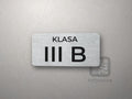 Tabliczka na drzwi z napisem KLASA i oznaczeniem III B