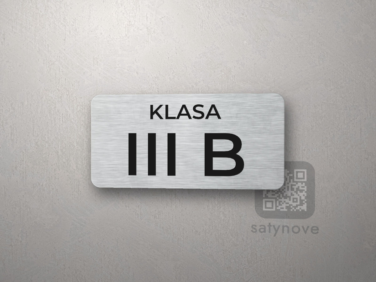 Tabliczka na drzwi z napisem KLASA i oznaczeniem III B