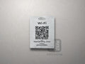 Srebrna tabliczka Wi-Fi z kodem QR i rysunkiem Giewontu