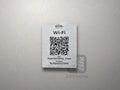 Srebrna tabliczka Wi-Fi z kodem QR i grafiką Bydgoszczy