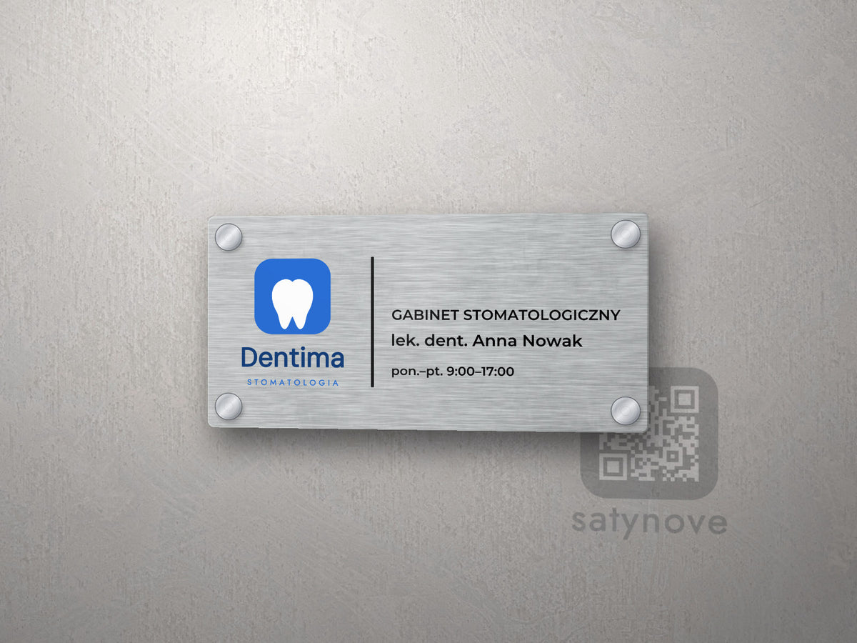 Tabliczka gabinetu z logo przychodni, nazwą gabinetu i lekarzem