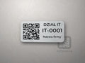 Tabliczka na sprzęt IT z numerem i kodem QR