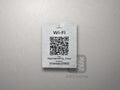 Srebrna tabliczka Wi-Fi z kodem QR i grafiką Wybrzeża Rewalskiego