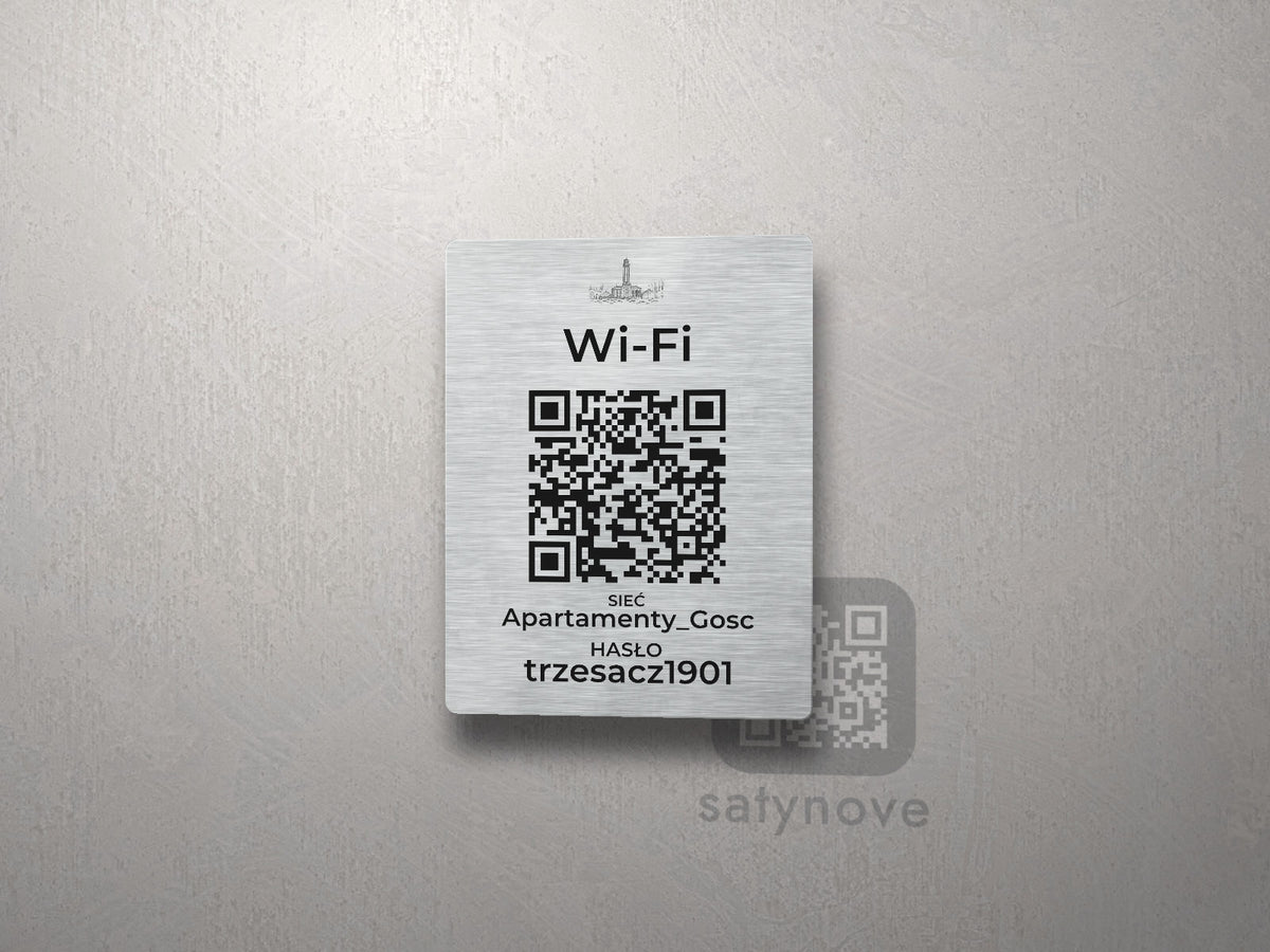 Srebrna tabliczka Wi-Fi z kodem QR i grafiką Wybrzeża Rewalskiego