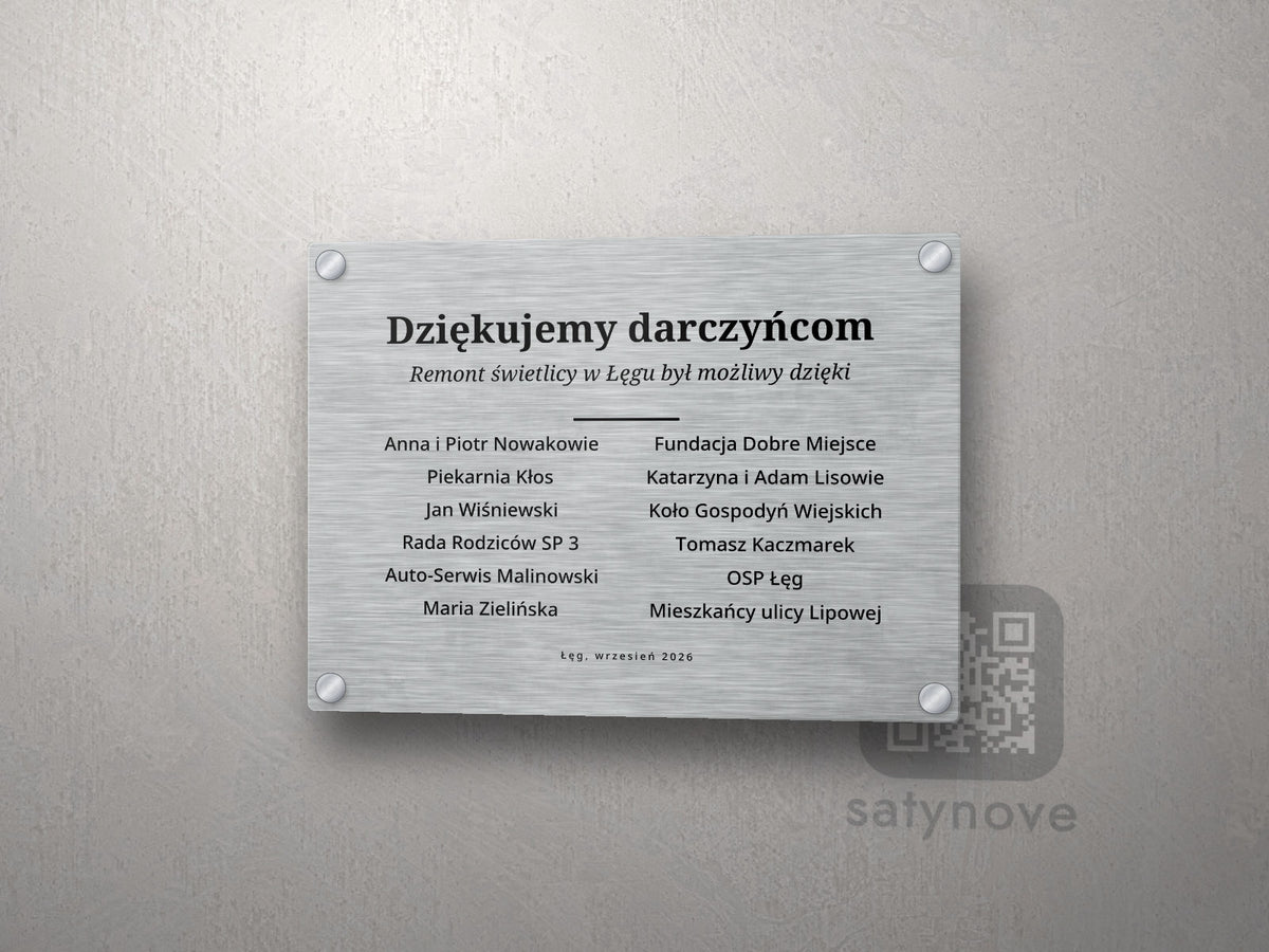 Tablica „Dziękujemy darczyńcom” z dwiema kolumnami nazwisk i datą