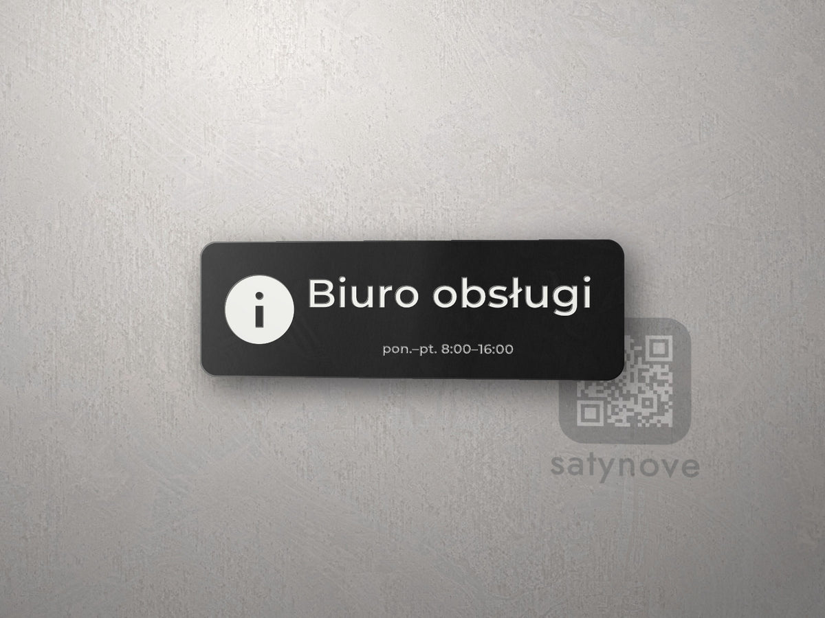 Mała czarna tabliczka z symbolem informacji i napisem „Biuro obsługi”