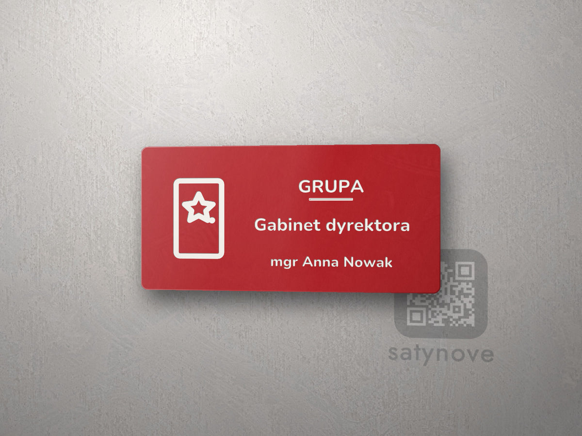 Czerwona tabliczka z obrazkiem i napisem Gabinet dyrektora