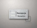 Tabliczka z logo firmy i napisem Recepcja, Reception