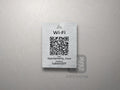 Srebrna tabliczka Wi-Fi z kodem QR i grafiką Lublina