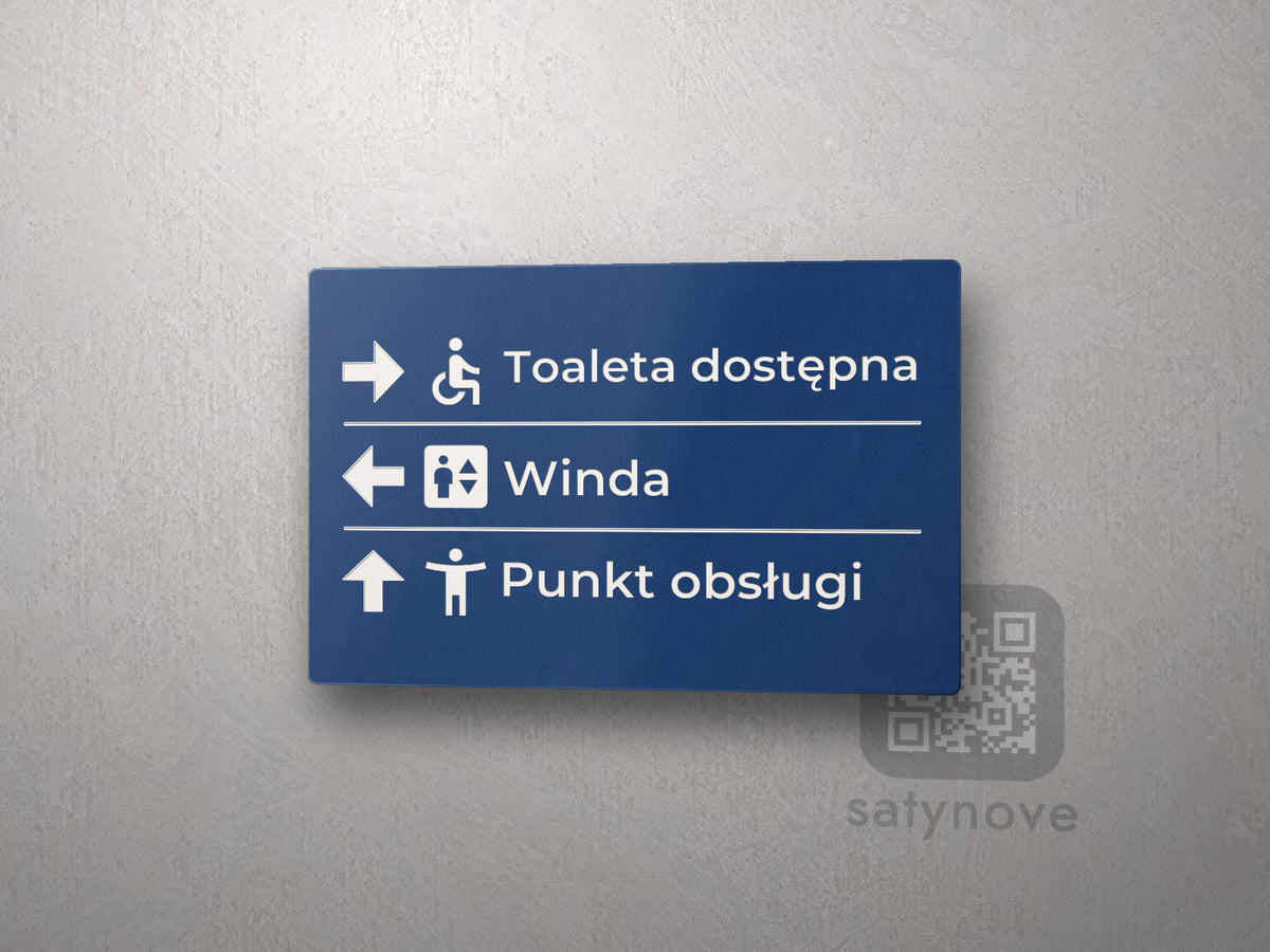 Granatowa tablica kierunkowa z trzema celami: toaleta dostępna, winda, punkt obsługi
