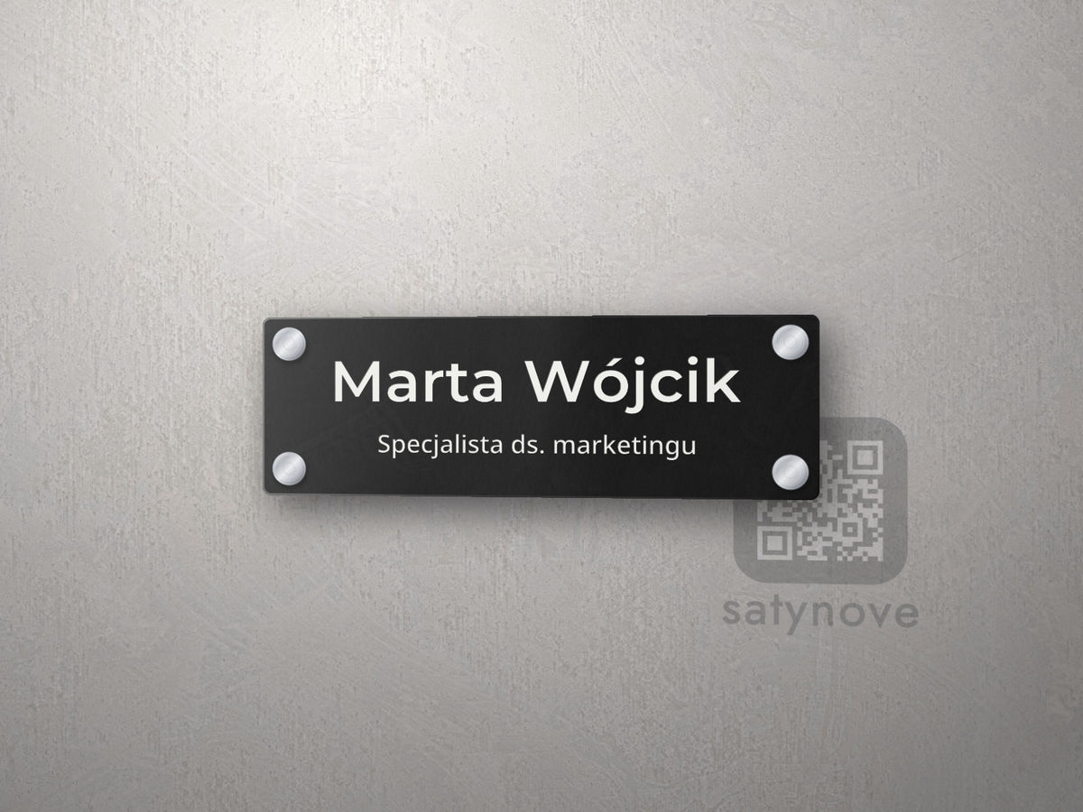Czarna tabliczka na drzwi z nazwiskiem