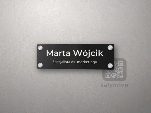Czarna tabliczka na drzwi z nazwiskiem