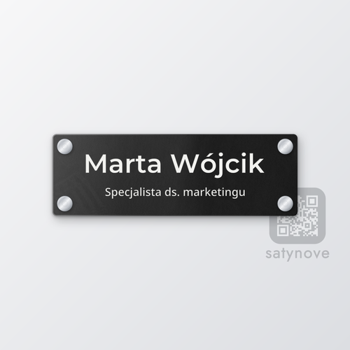 Czarna tabliczka na drzwi z nazwiskiem